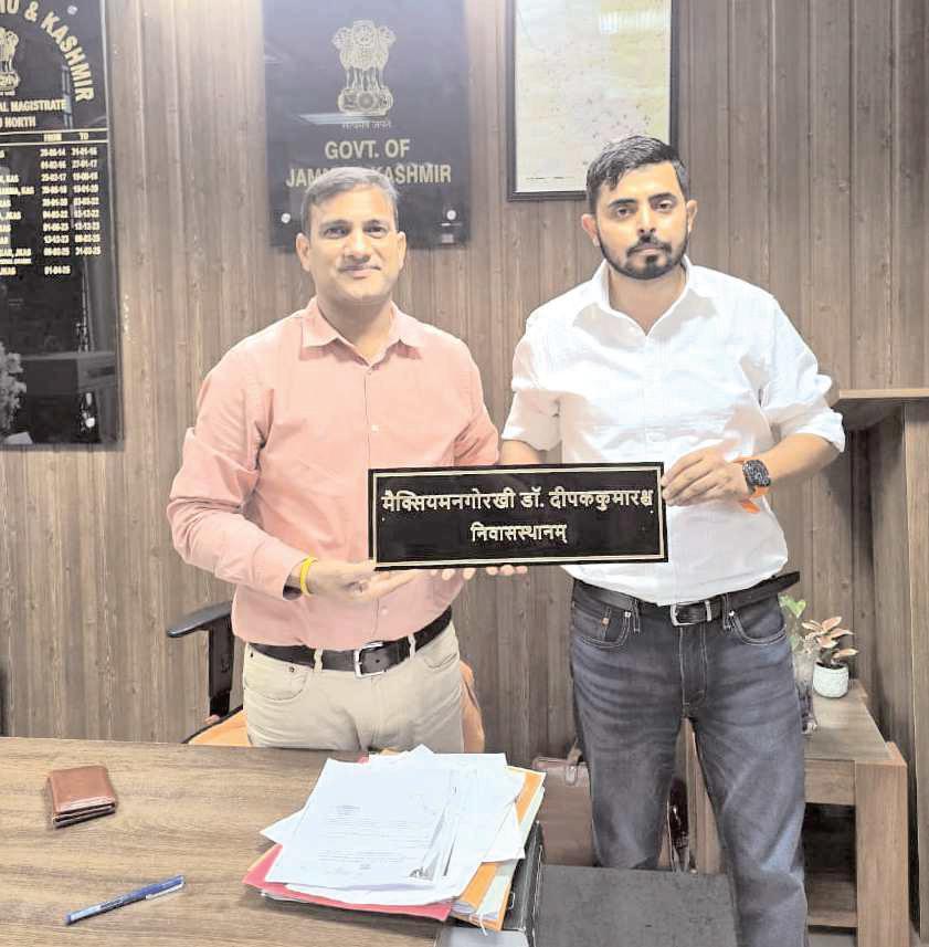 Trust Member Lucky Sharma Presents Sanskrit Nameplate to SDM North Mr. Deepak Kumar