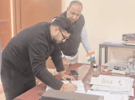DC Rajouri Conducts Surprise Inspections; Absenteeism Noticed in Multiple Offices.Orders deduction of one day's salary of absentees