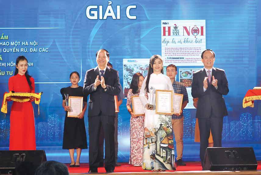 giữa muôn hồng ngàn tím Hà Nội