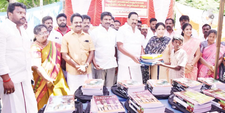 காஞ்சிபுரம் ஒன்றியத்திற்குட்பட்ட தாமல் அரசு மேல்நிலைப்பள்ளியில் மாணவ, மாணவியர்களுக்கு விலையில்லா புத்தகங்கள், குறிப்பேடுகள், சீருடைகளை அமைச்சர் ஆர்.காந்தி வழங்கினார்