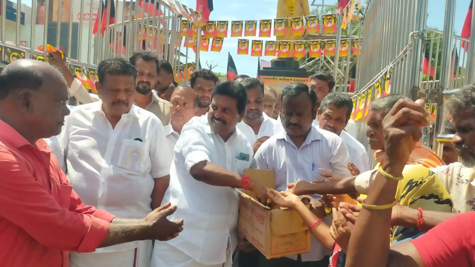 ராமநாதபுரம் வடக்கு நகர் திமுக சார்பில் முன்னாள் முதல்வர் கருணாநிதியின் 102-வது பிறந்தநாள் விழா