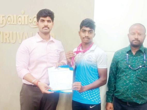 மாநில நீச்சல் போட்டி: திருவள்ளூர் நகராட்சி பள்ளி மாணவர் இரண்டாவது இடம்