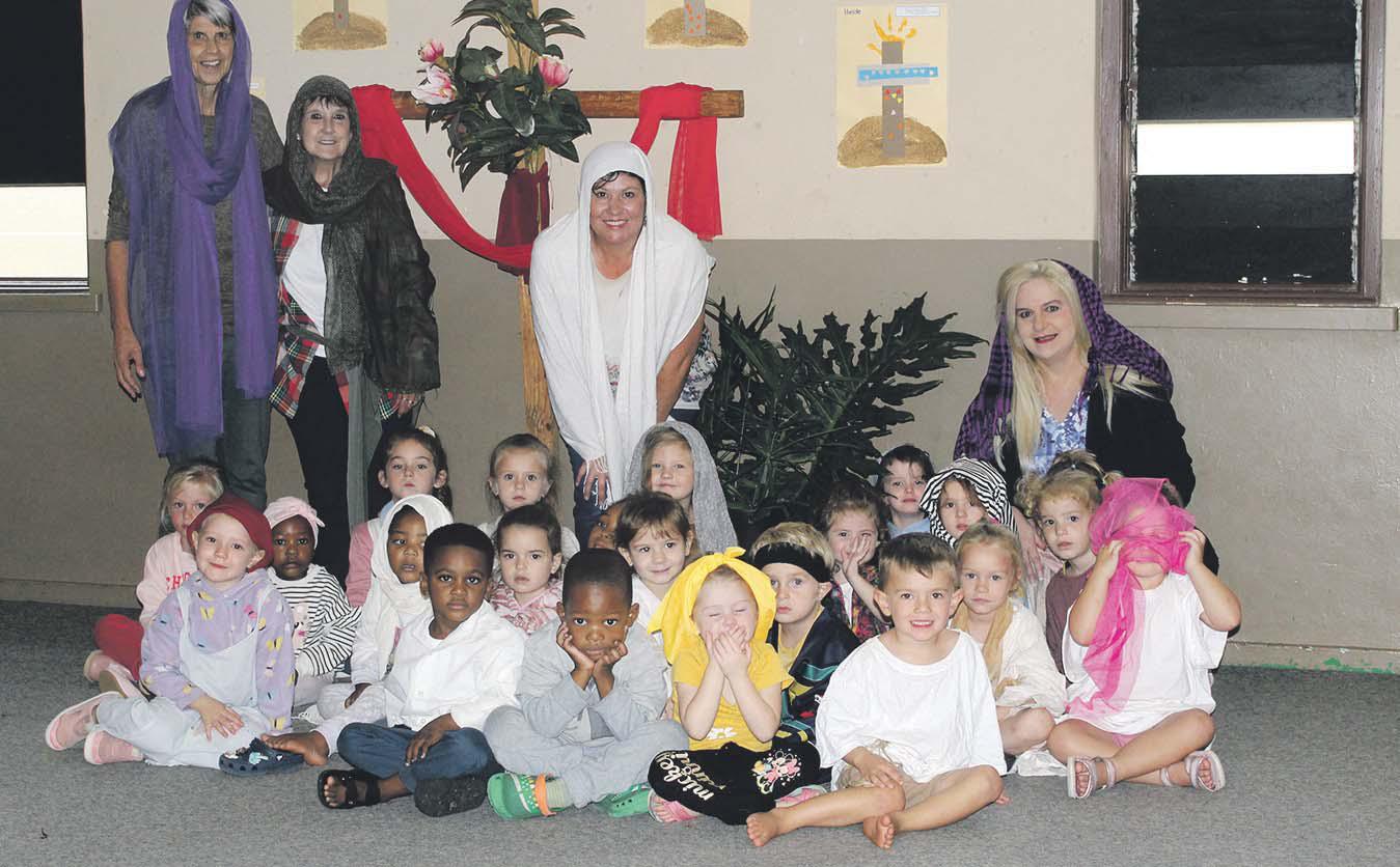 Kleuters vier Paasfees met sang en eetgoed