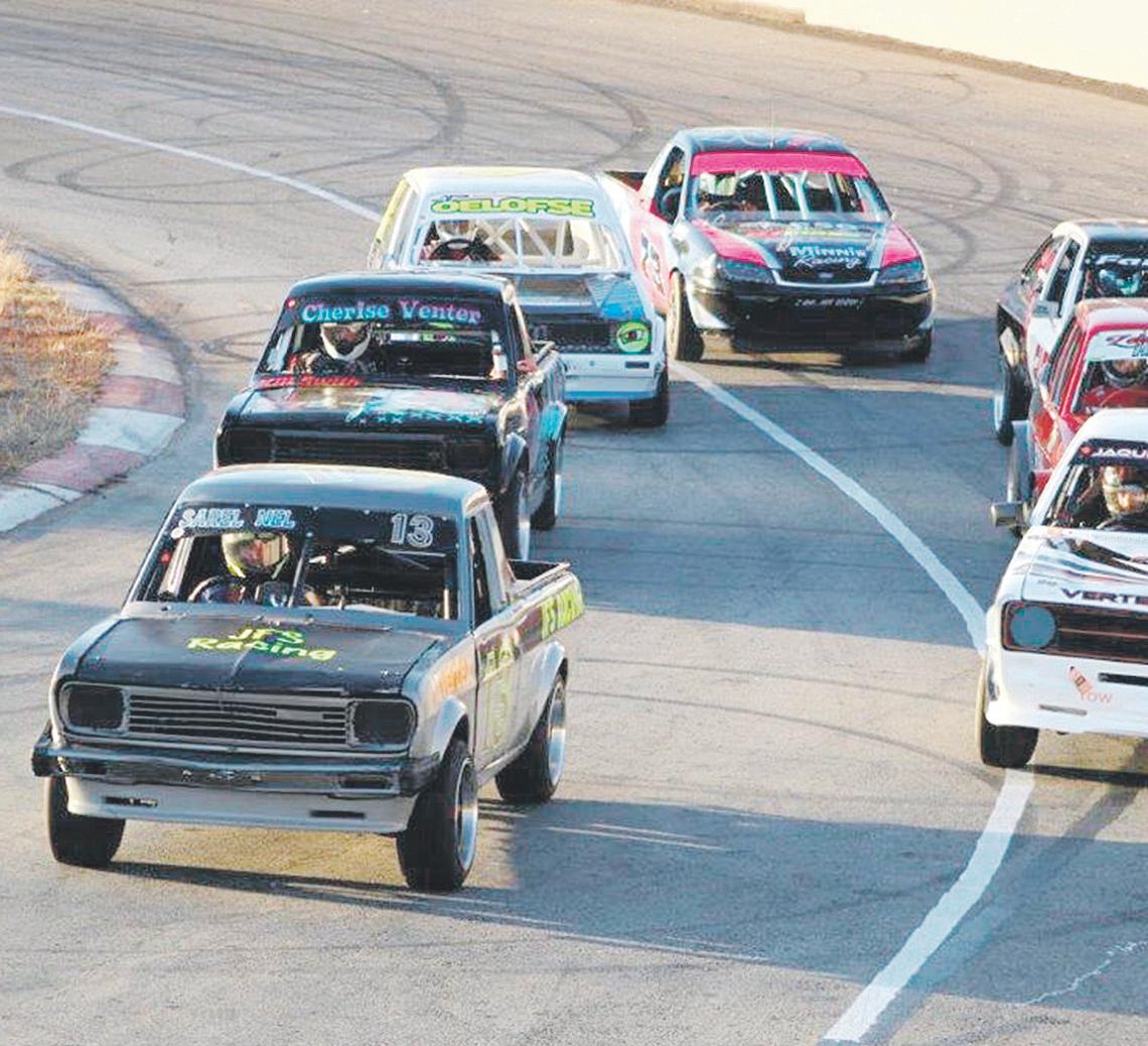 Plaaslike renjaers skitter op ovaalbaan