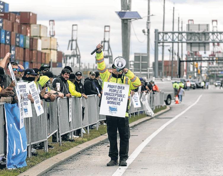 U.S. Dockworkers, Employers Resume Talks