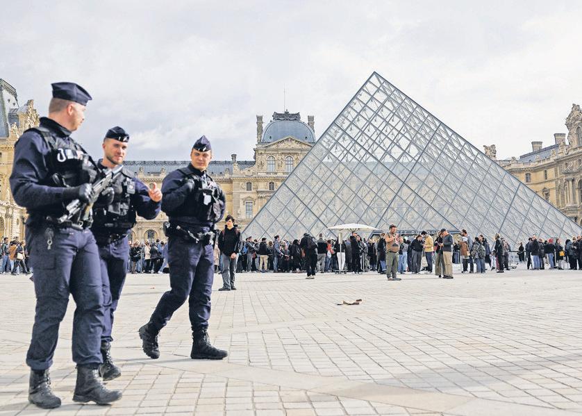 The Great Louvre Jewelry Robbery Was a Low-Tech, Slapdash Heist