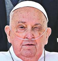 Pope Francis surprises crowd at Vatican