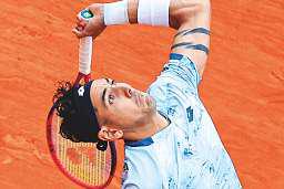 Djokovic crashes out, first win for Alcaraz