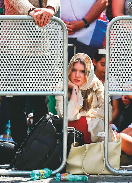 Crowds flock to Pope Francis' tomb, as eyes turn to conclave