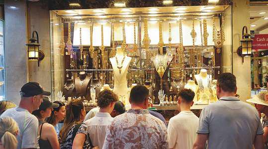 Another gold price dip adds to festive cheer