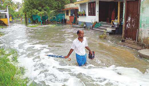 Heavy monsoon rains bring misery to Kerala and Mumbai
