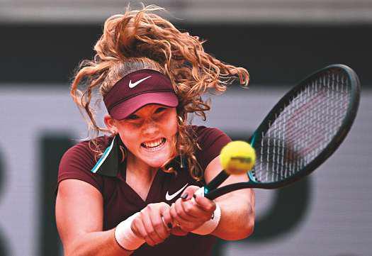 Djokovic powers through in opener; Gauff, Andreeva win