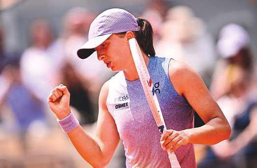 Top seed Sabalenka battles past Zheng to reach semis