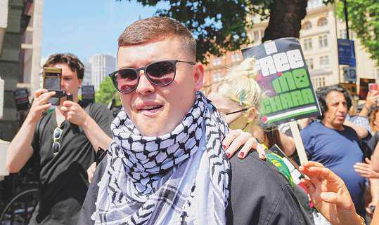 Starmer: Kneecap should not perform at Glastonbury festival