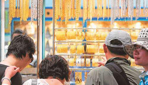 High UAE gold price is drawing crowds to stores, but only to sell