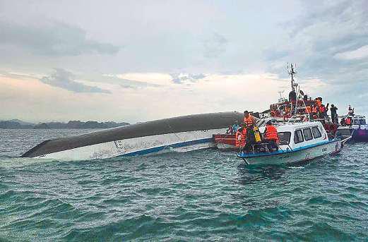 Tearful relatives await news from Vietnam wreck rescue