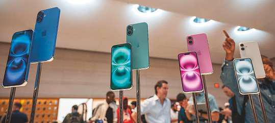 Apple shuts flagship store in China as sales slip