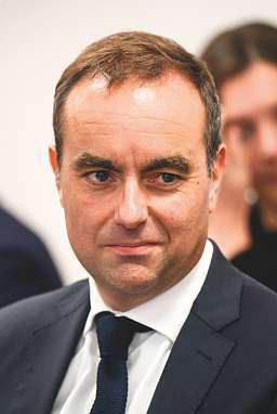 France plunges further into political chaos after PM quits