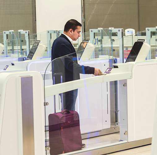 Can visitors use smart gates at Dubai airport?