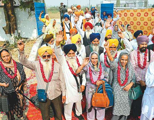 Sikh pilgrims enter Pakistan, first big crossing since conflict