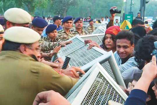 Delhi pollution protest: 22 held for using pepper spray on police