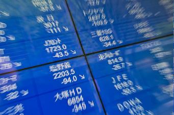 Gold hits record high; US dollar, stocks tank as panic over Trump tariffs returns