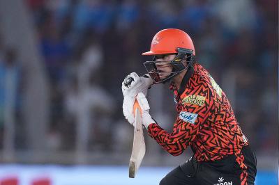 IPL 2025 GT vs SRH : Abhishek hits fifty after Sunrisers lose Head, Ishan