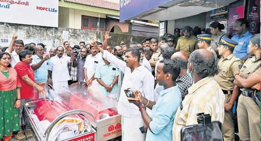 Activists stage protest in front of bank with couple's bodies in Thiruvananthapuram
