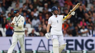 India sweat as Duckett fifty leads confident England to 117/0 at lunch