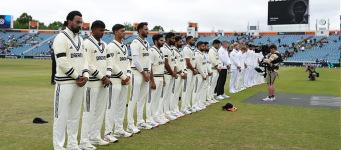 India, England players honour Dilip Doshi before start of day five
