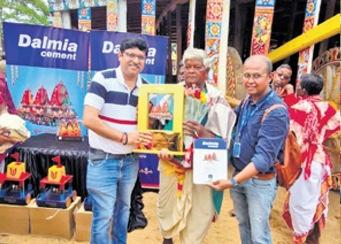 Dalmia Bharat felicitates four rath craftsmen