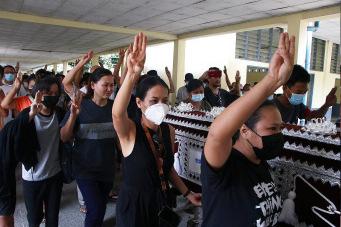 Myanmar clashes force thousands to flee to India