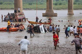 Death toll in Vadodara bridge collapse reaches 15, three still missing