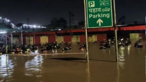 Heavy rain floods Rourkela station parking area; vehicles submerged, commuters stranded