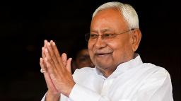 Nitish Kumar meets Guv Arif Khan after cabinet authorises CM to recommend dissolution of assembly