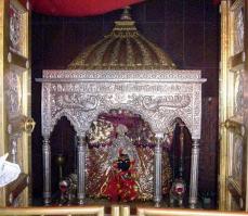 Gold crown stolen from revered Thawe temple in Bihar's Gopalganj