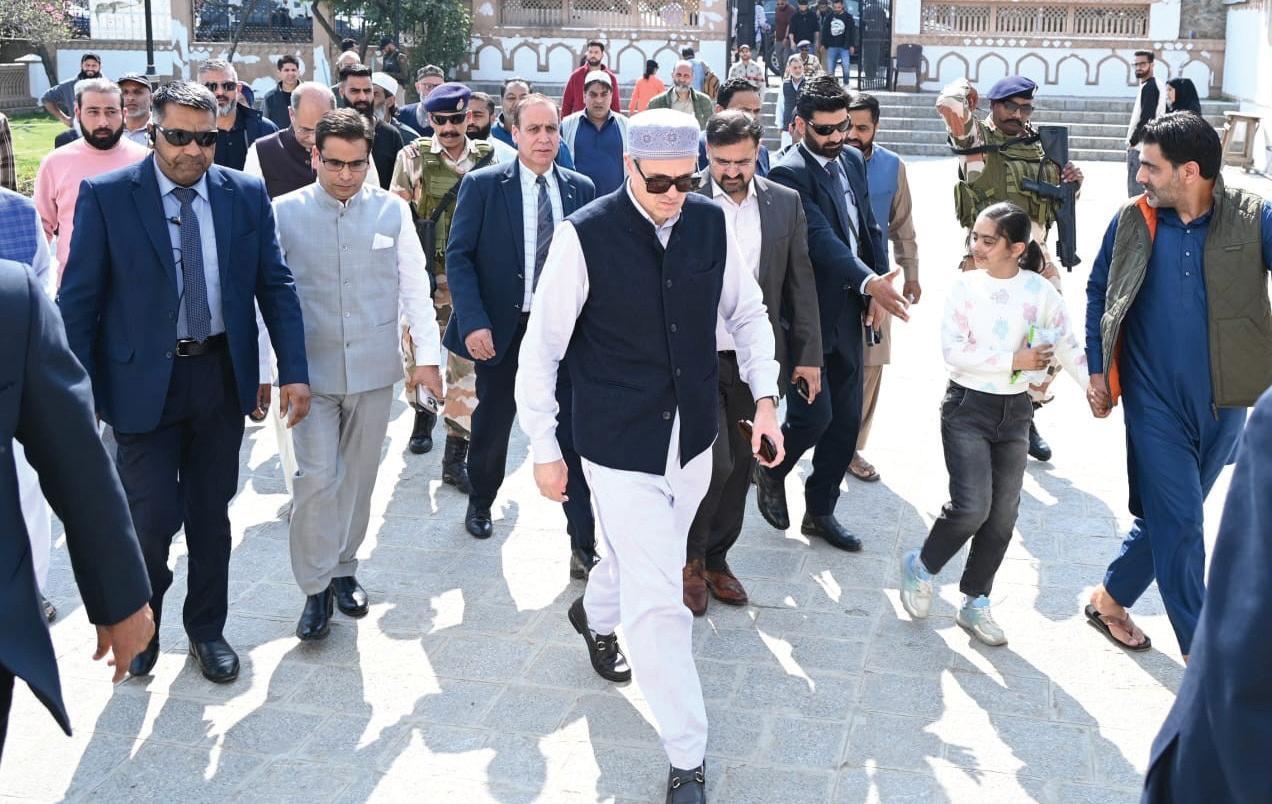 Spring arrives, CM Omar inaugurates Almond Blossom festival at Badamwari