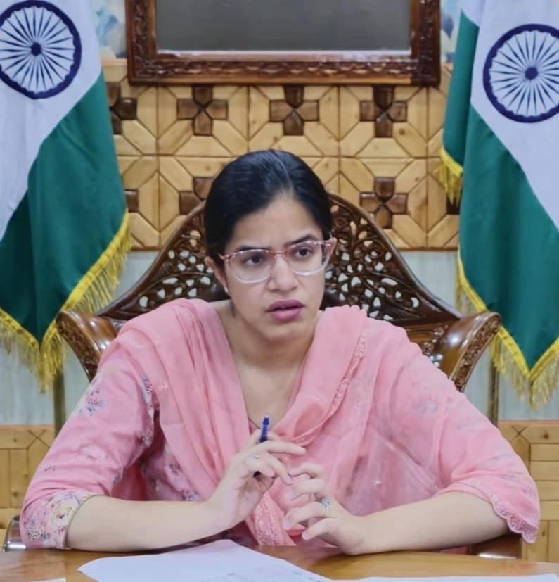 DC Kupwara reviews progress under PM Surya Ghar- Muft Bijli Yojana