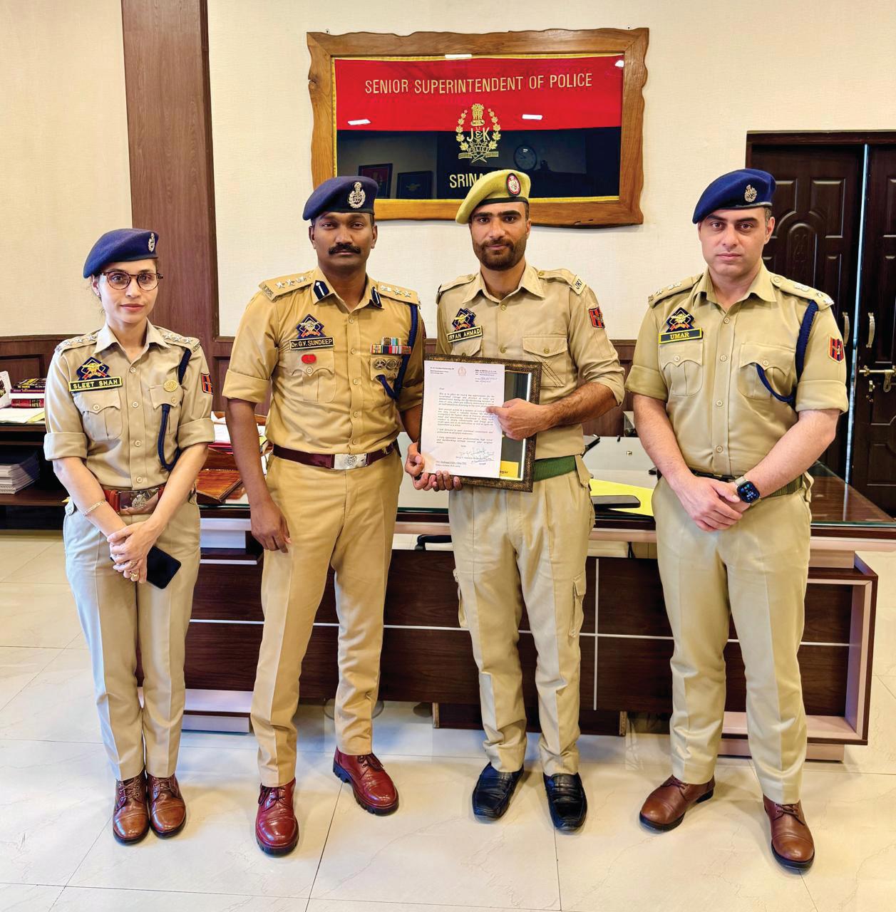 SSP Srinagar Commends SPO for Daring Rescue to Save Woman from Drowning in River Jhelum