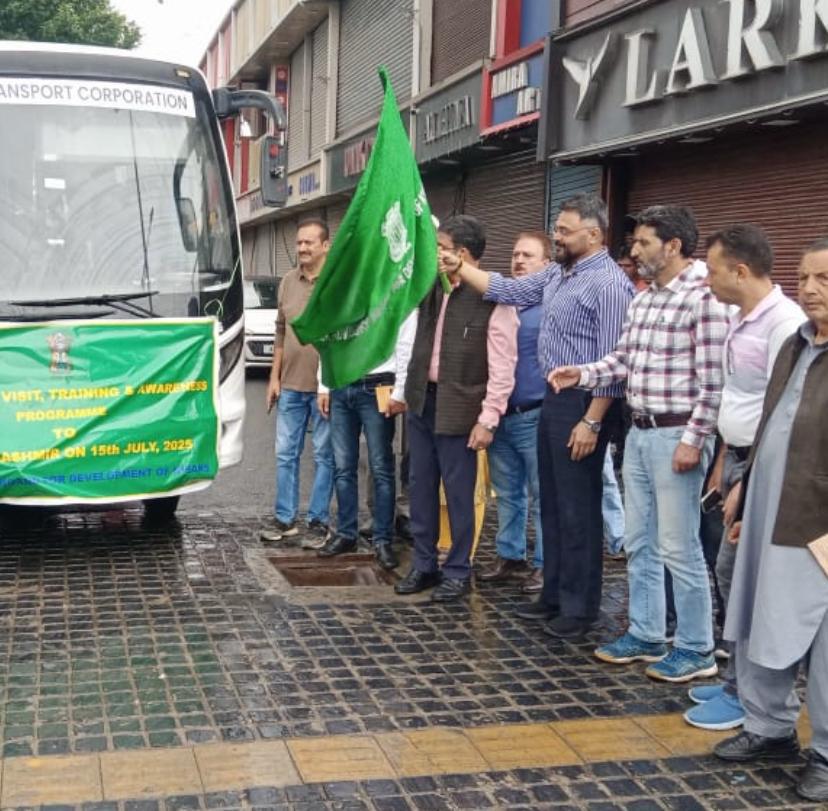 Bhumesh Sharma flags off farmers for field visit; pushes for adopting modern agriculture practices