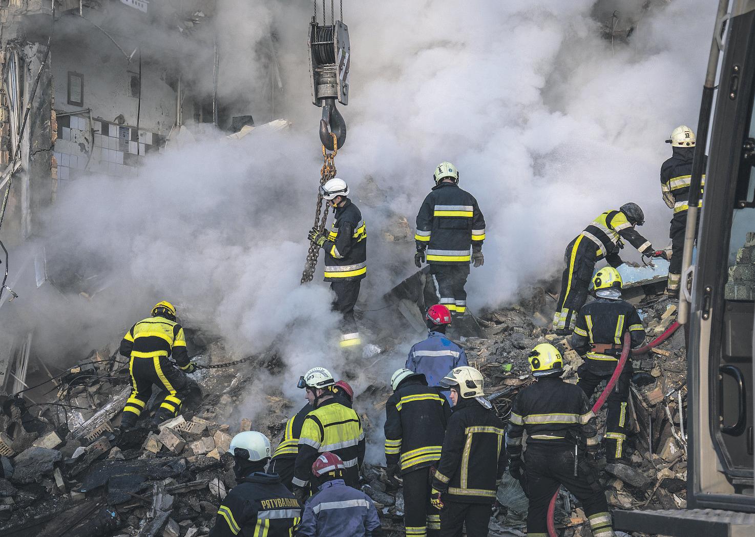 Russia strikes Kyiv in major air attack, killing 21