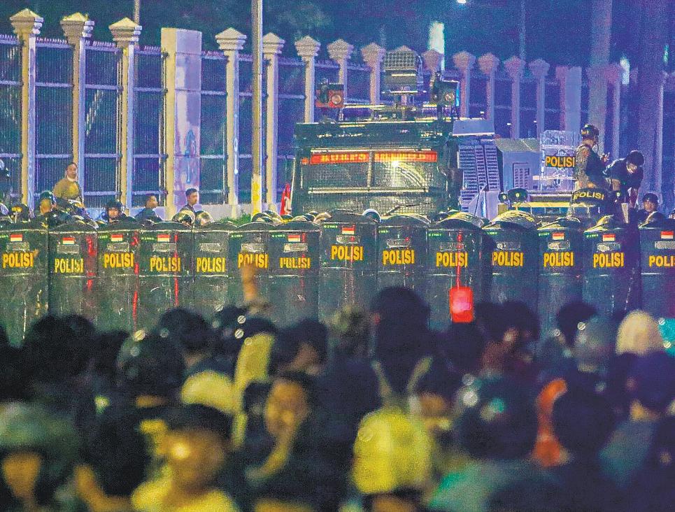 Indonesia protesters burn government building; 3 die