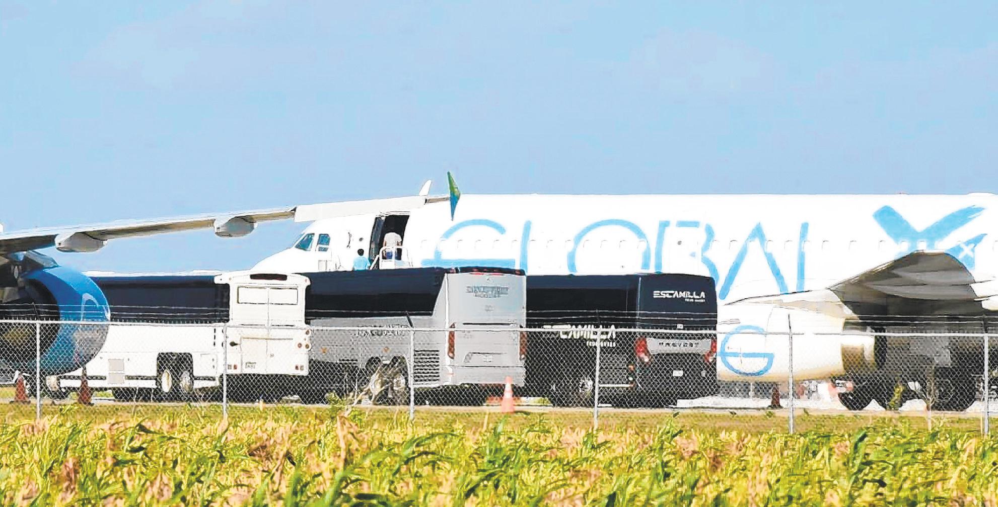 Migrant kids put on planes can stay, for now