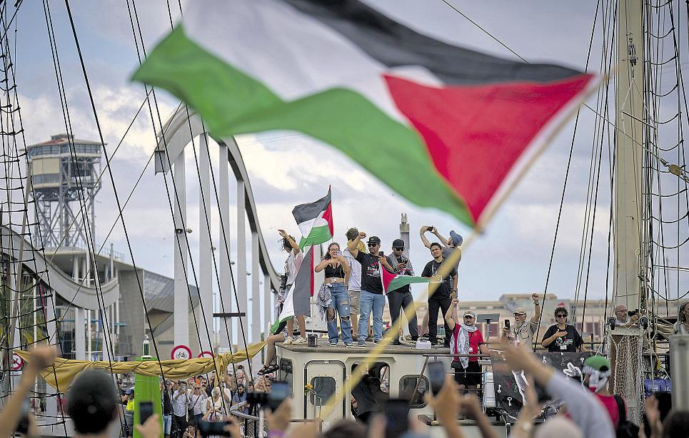 Flotilla sets sail, in bid to break blockade of Gaza