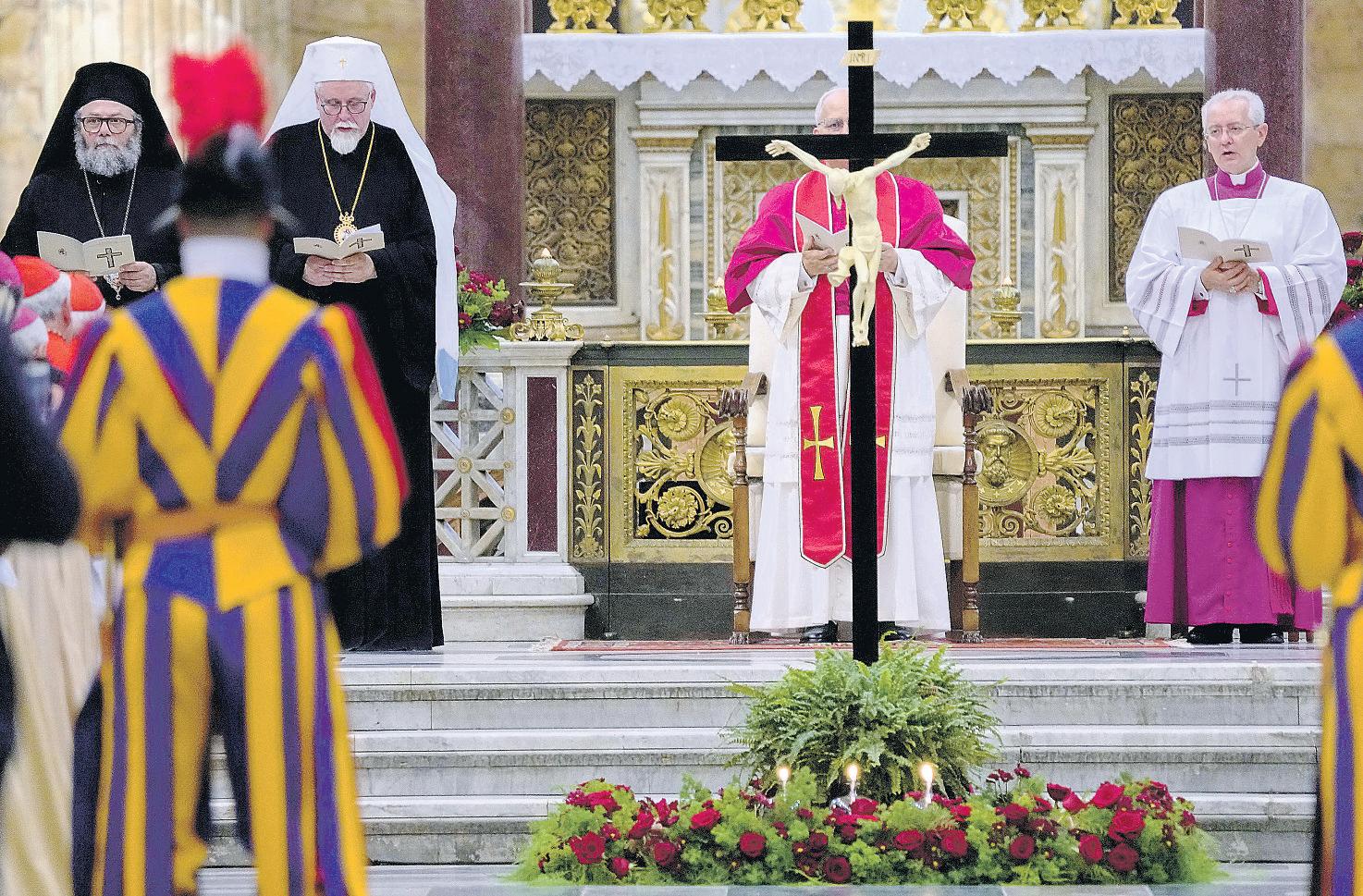 Pope honors hundreds of Christians killed over faith