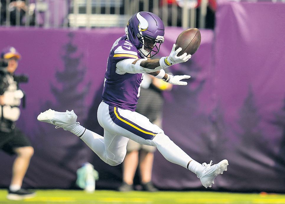 Vikings’ Rodgers delivers historic effort in victory
