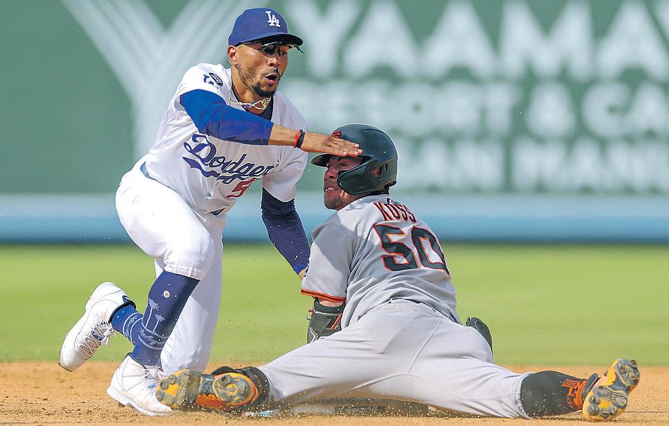 Dodgers' bullpen loses control again in loss to Giants