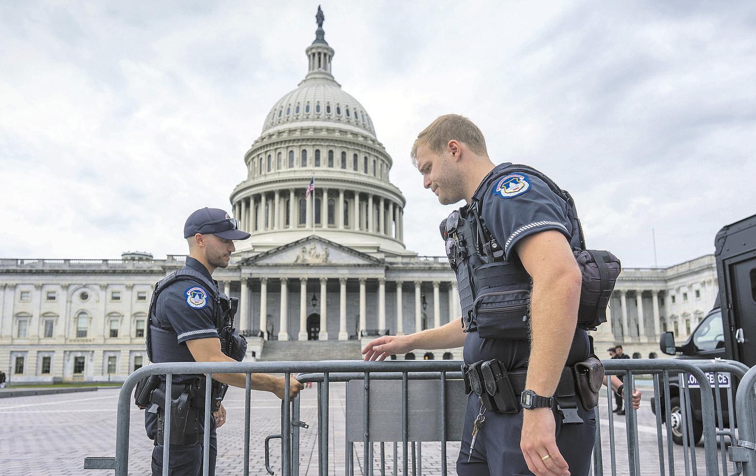 White House warns of mass firings