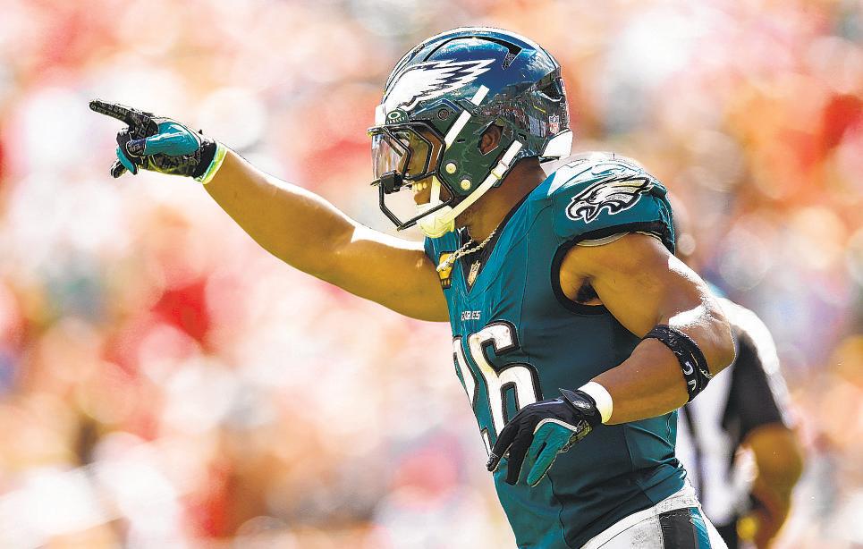 Fake tush push helps Eagles beat Bucs, stay perfect