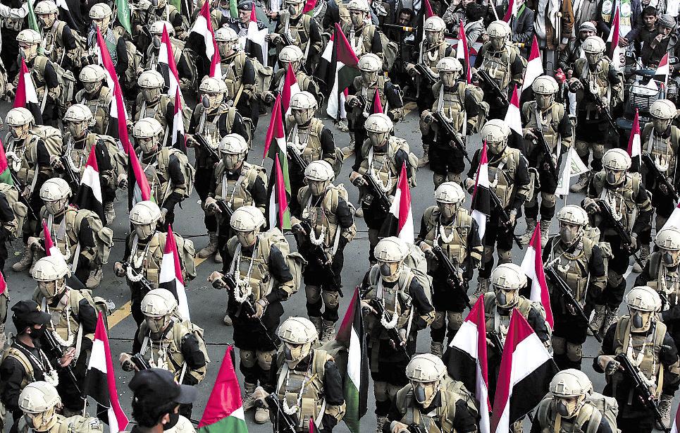 Houthi missile strike forces crew to abandon ship